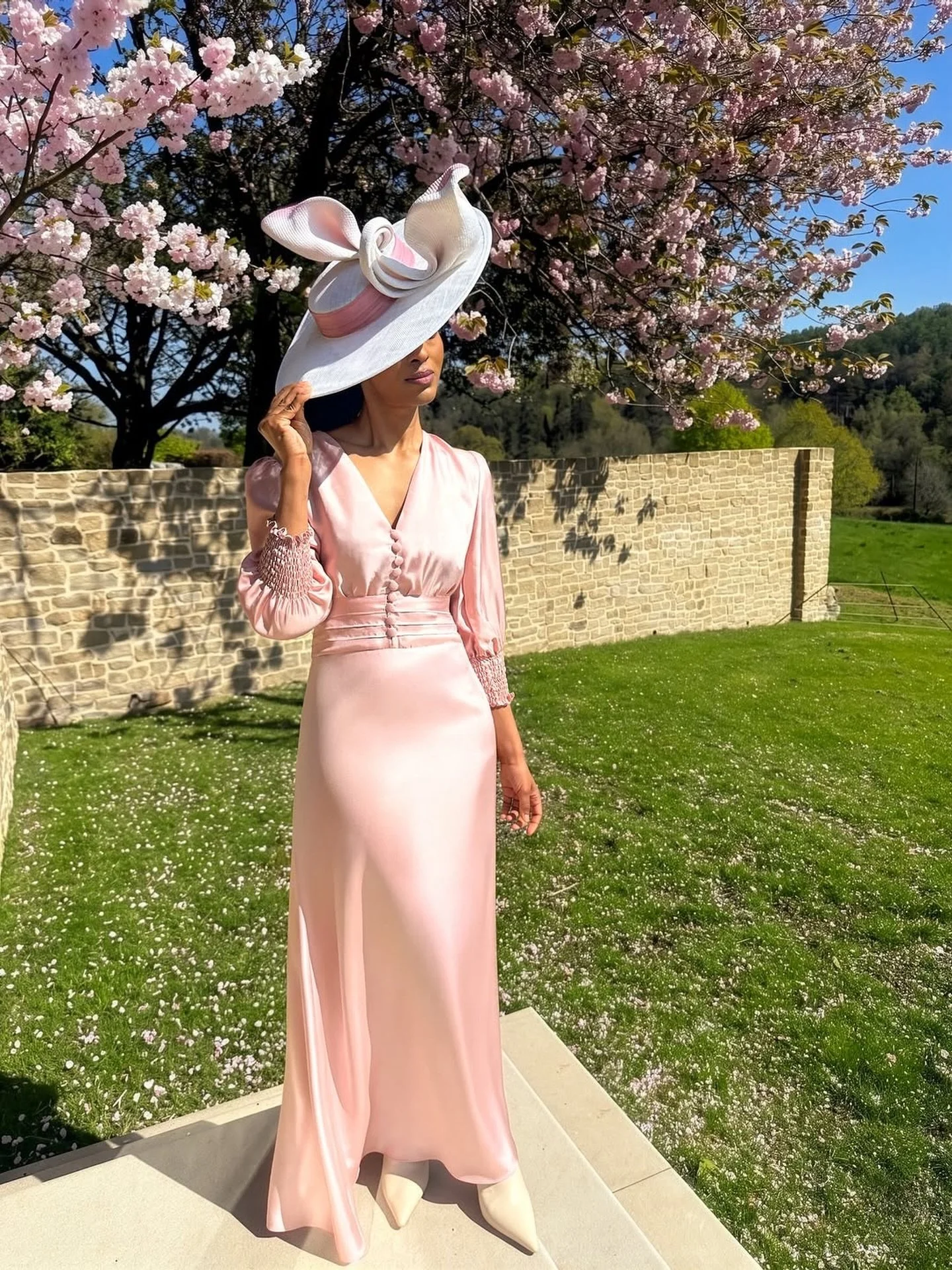 Is this not the most perfect Ascot outfit? 🐎 The beautiful @lovely_amusan looking pretty in pink in @ridleylondon silk twill Ella maxi with our ROSE LAIT boater 💕
This colourway of the Rose Lait is not available for hire but we still have time to m