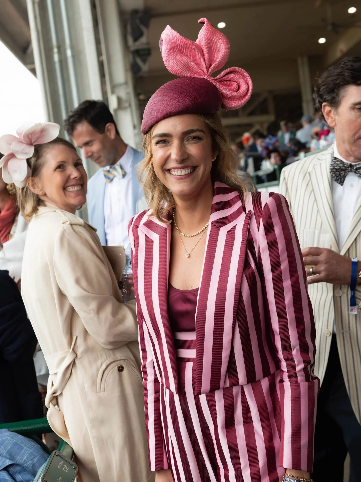 When a hat is just made for an outfit! 
The gorgeous Lizzy stunning in the Grenadine💗 &amp; beautiful Gia rocking the Camellia red ❤️ @kentuckyderby @churchilldowns last week!

#camillarosemillinery #hathire #kentuckyderby #kentuckyderbyhats #racing