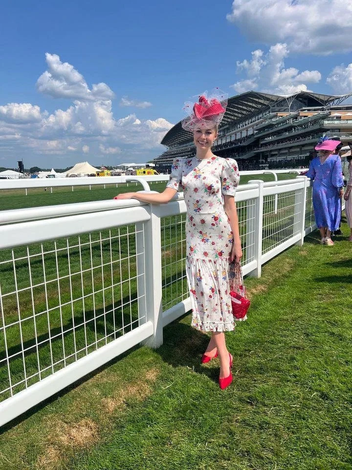🌹&hearts;️🍎

Red you said @ascotracecourse 🍅 
Three weeks to go&hellip; some favourite red looks from the last few years!

Plenty of choice for hire, including some red options!

#camillarosemillinery #hathire #racingstyle #racingfashion