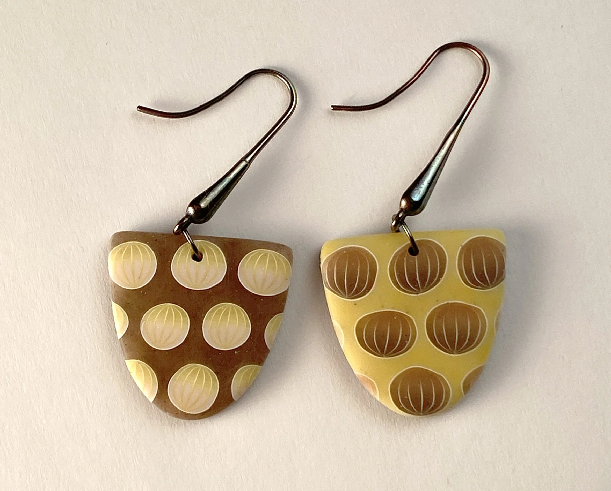 Drop yellow brown with bubbles 1.jpg