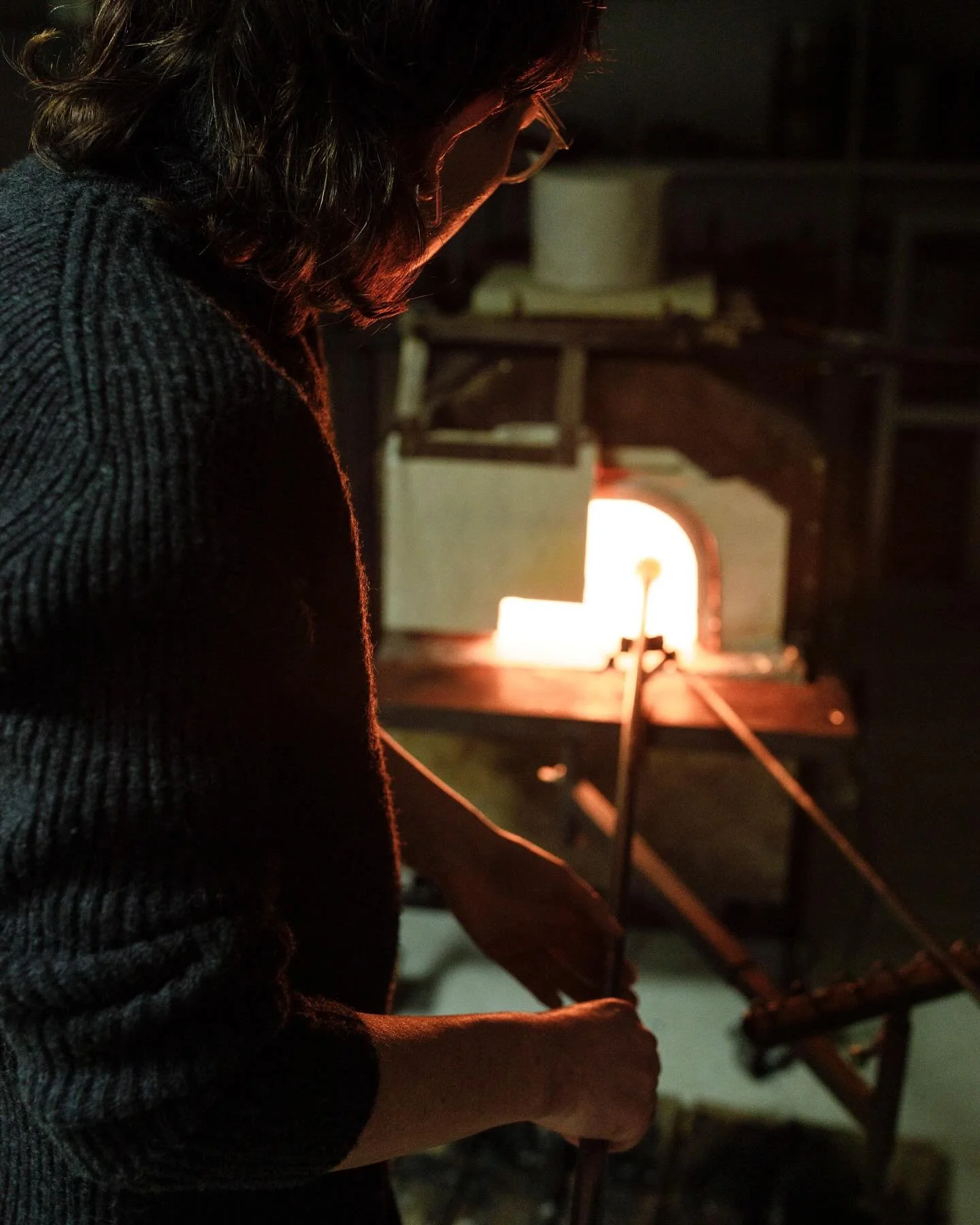 Hier teilen wir Bilder von unserem sehr interessanten und lehrreichen Workshop, der von dem Glashersteller &bdquo;Niesenglass Switzerland GmbH&ldquo; geleitet und von Helena Ťapajnov&aacute; &bdquo;ASAP Studios&ldquo; organisiert wurde, mit der wir i