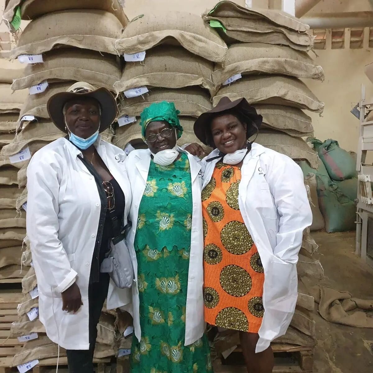 Gloria and partner farmers next to the first milled lots from this season. Next week we will open our second year of  preorders from Kenya, make sure to sign in via the webshop!

Our project is spreading like wildfire around the Sakami estate, single