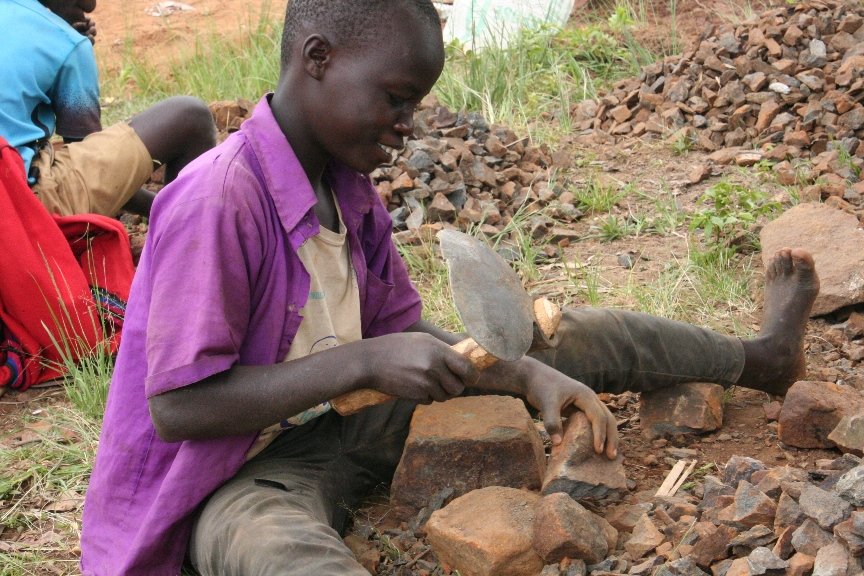 Gbendo child breaking stones for store.JPG