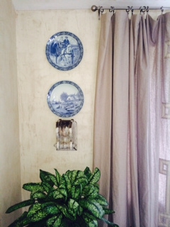 Antique plates add interest to this dining room. 