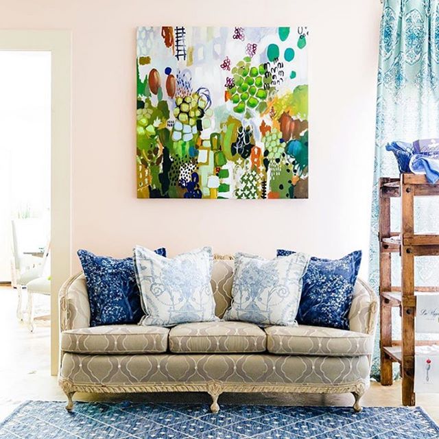 10-5 Saturdays! ๐๐ .
Closed Sunday + Mondays. .
.
๐ท @haleyottmann #shoprenovate #shophouston #houston #interiordesign #houstonart art by @nancybwestfallartist rug @annieselke