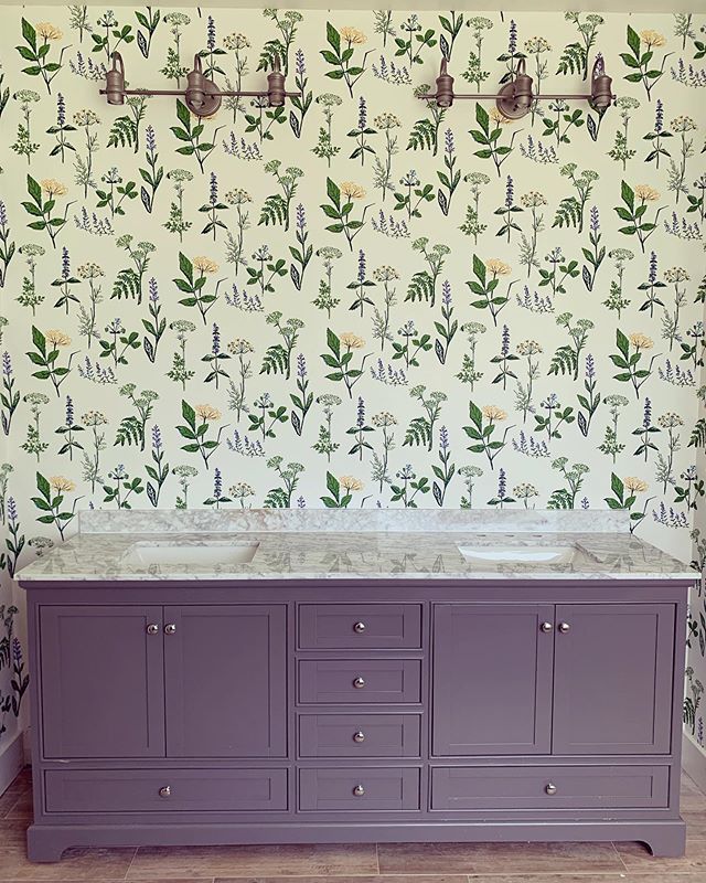 Coming right along at #newlooknassau! Working on a blog post with all our paint colors, but in the meantime- what are your thoughts on this wallpaper? .
PS if your installer uses a quality adhesive, yes you can put wallpaper in a bathroom. #renovateonsite #houstondesigner #goingtoroundtop #roundtop