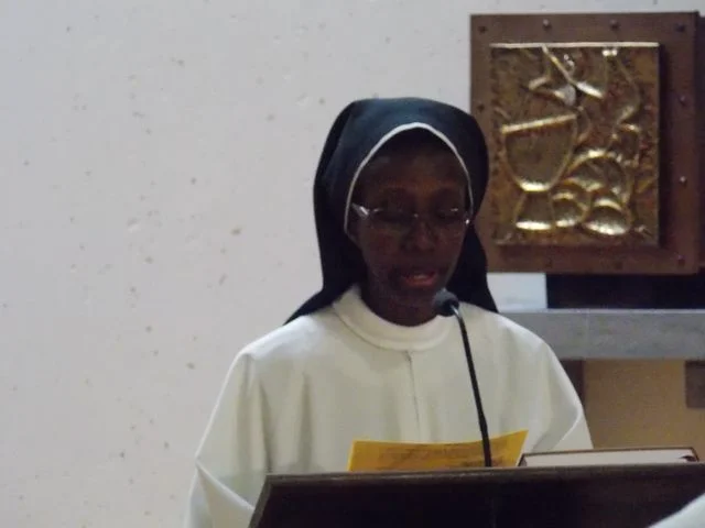  Lecture d'une intention de la prière universelle par Sr Marie Daphorse 