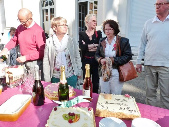 Moment attendu: partage des gâteaux de Louis! accompagnés de bulles bien sûr. 