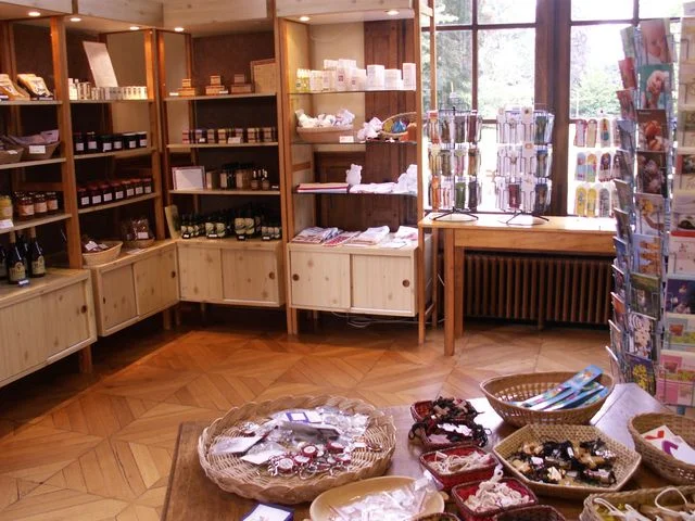  Une variété de produits monastiques et divers vous attend. 