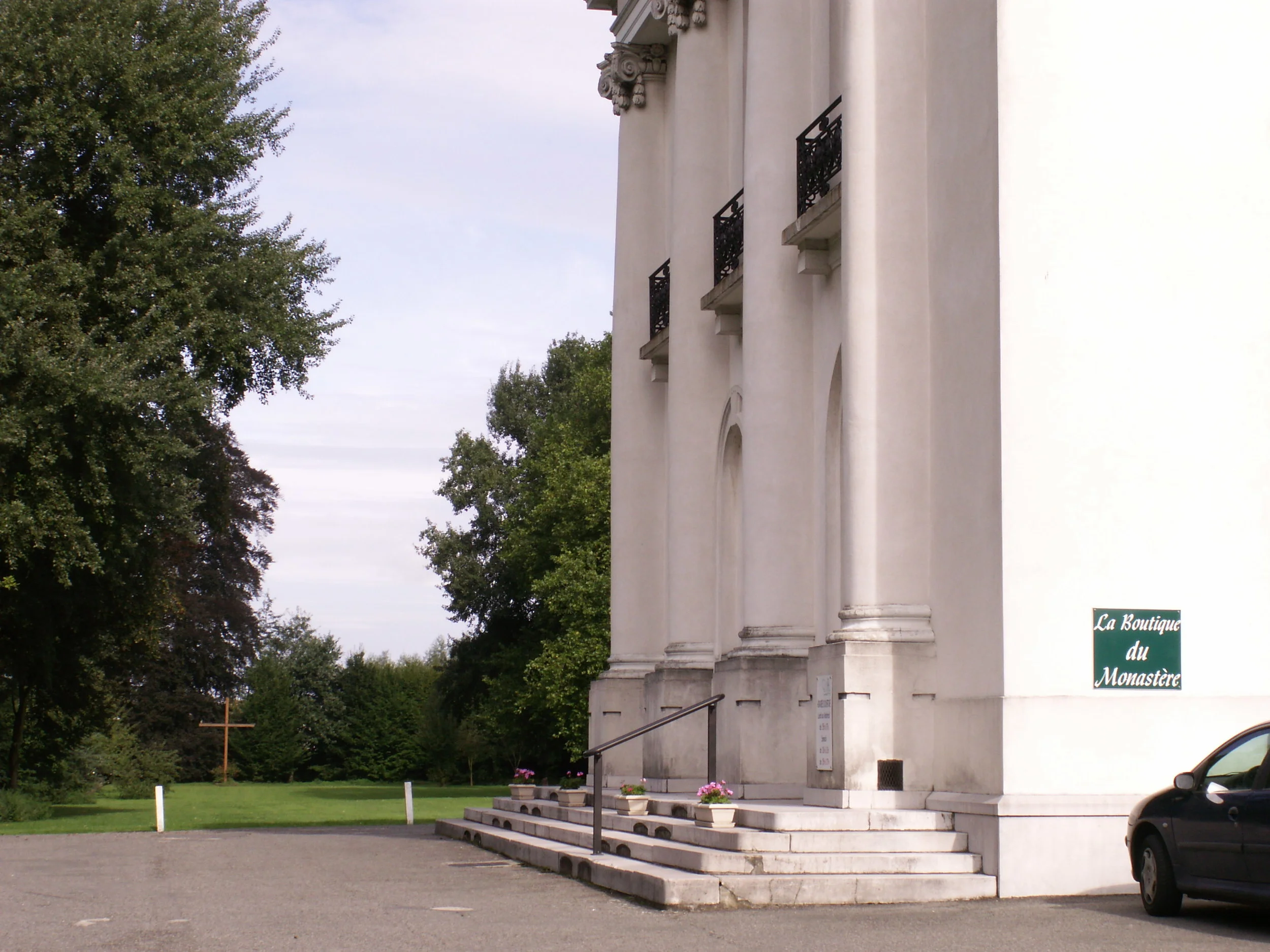  Parking facile.  Accessible aux personnes à mobilité réduite : ascenseur à l’accueil du monastère. 