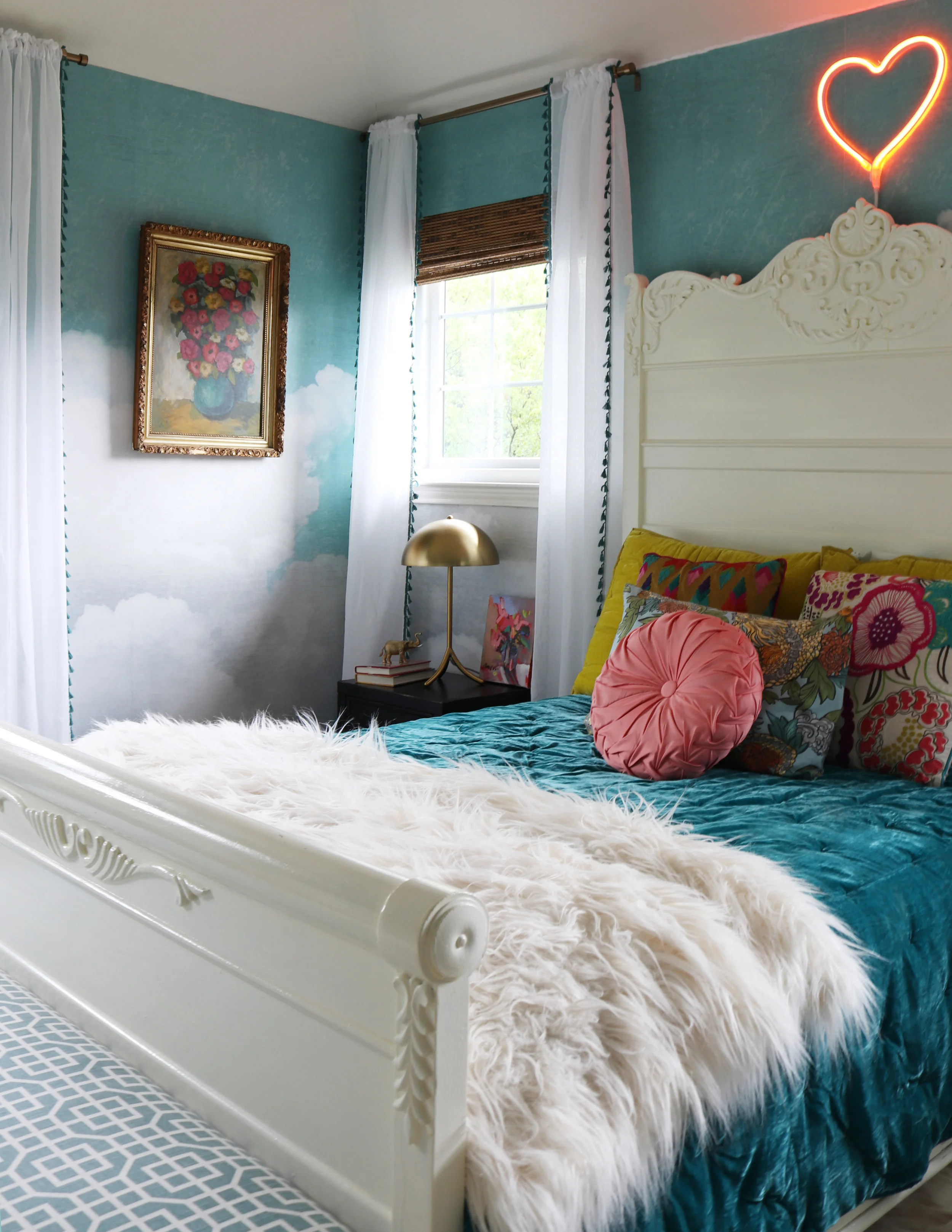 Tween bedroom with cloud wall mural.jpg