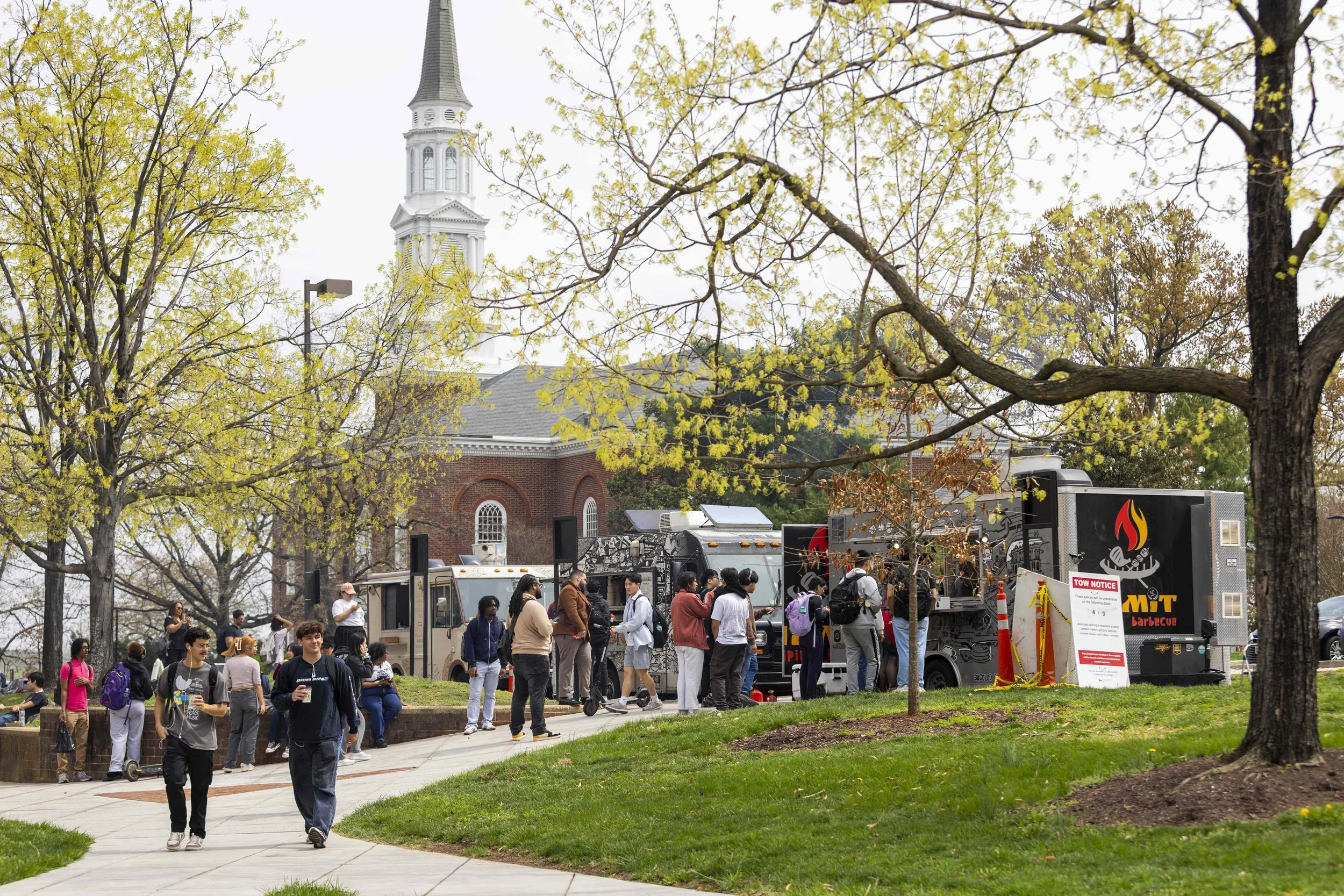 Students_FoodTrucks_04032025_DS_9819.jpg