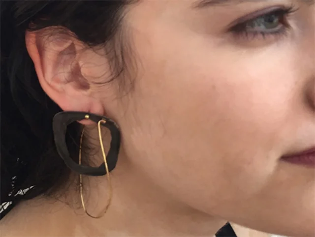 lilyblkgldearring.jpg