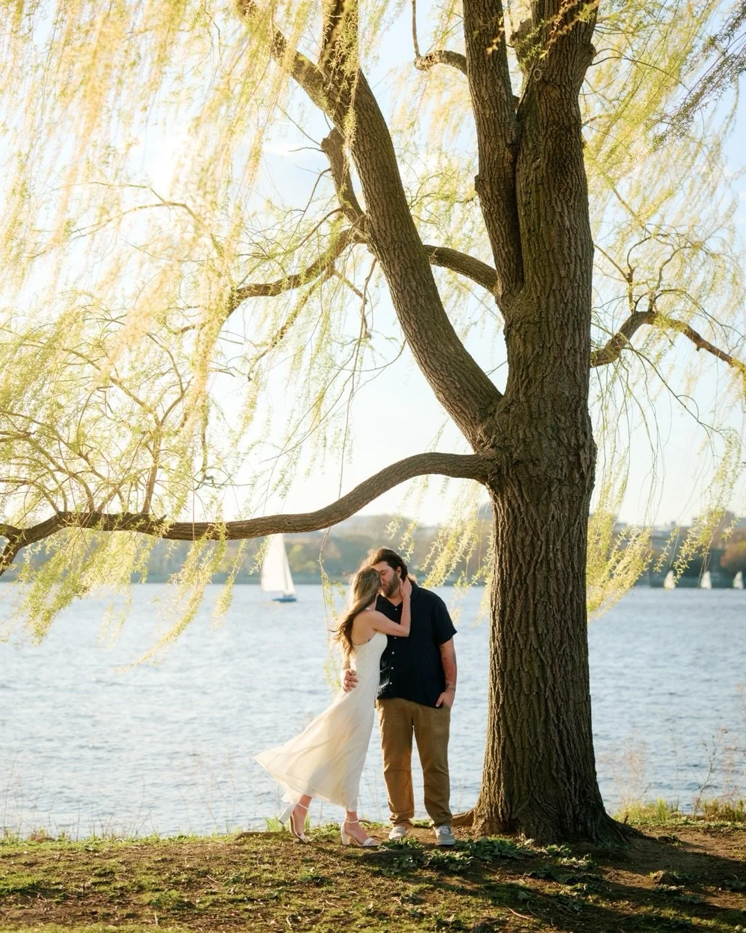Spring has spring 

Emily and Chris came to Boston on an impromptu trip that aligned perfectly with the first blooms of spring. The sun was warm, the breeze a bit chilly, a perfect day for their engagement session.