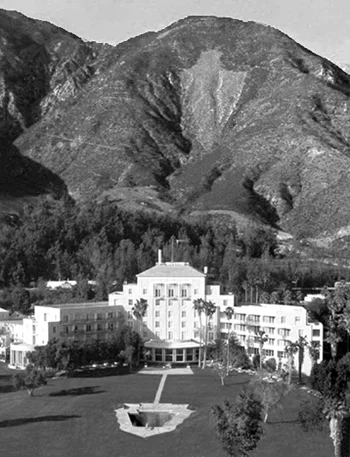 ^ Paul Revere Williams' 1939 hotel, with arrowhead-shaped swimming pool that was added in 1957