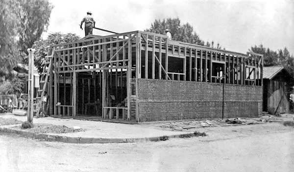 1940 ^ Carpenters framing up new Sakoguchi grocery store building