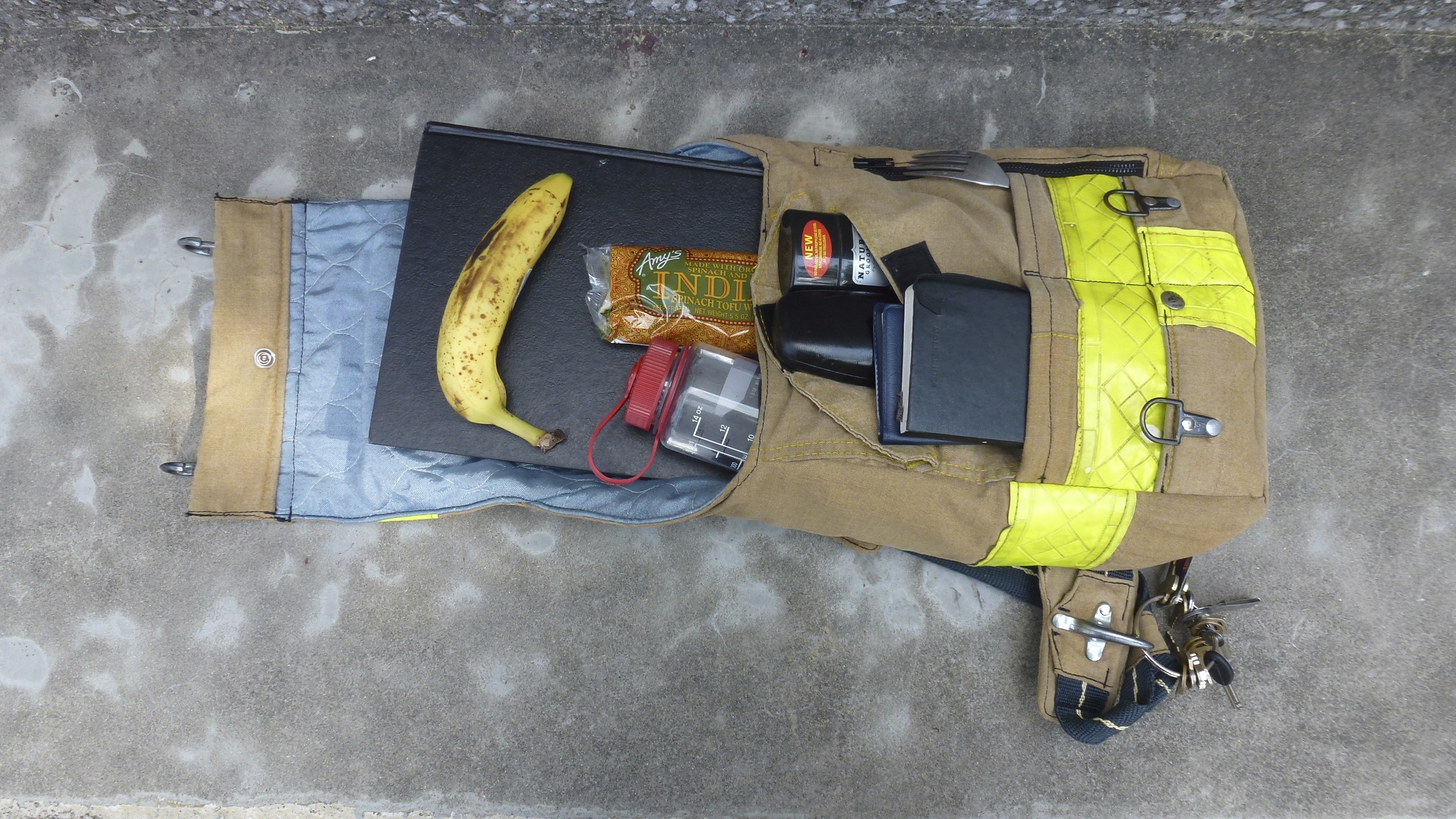 many pockets both inside the main compartment, and on the front face of the bag.%0A%0Aalso a keyring clip on the strap..jpg