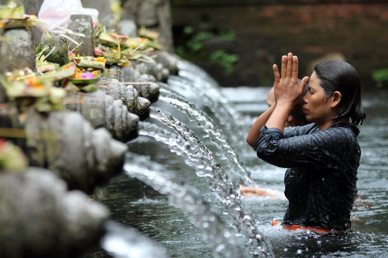 Ritual bathing at Puru Tirtha Empul Hindu temple