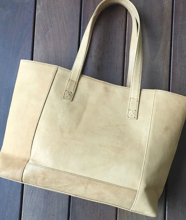 Mom wanted to protect her new @noondaycollection bag and to also add a little patina so she got out the @armstrongsallnatural kit. Scroll right to see the in-progress shots, which made her like 🤔
I said, don’t worry mom, #trusttheprocess. She