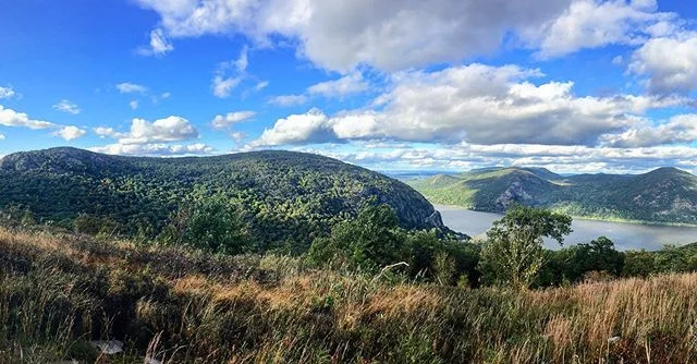 Hump Day
.
.
.
.
.
#humpday #humpdayvibes #hikingtime #letsgooutside #hikingboots #brooklyn #bootwax #upstate #hudsonvalleyny #blueskiesfordays #hudsonriver