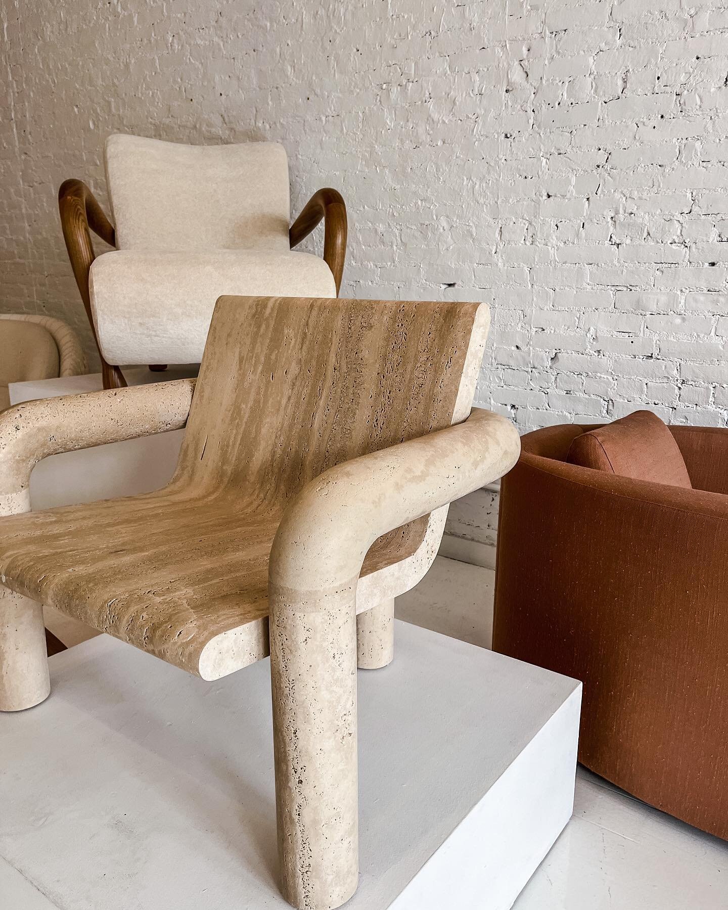 showroom visits in NYC - love these chairs 🪑 
.
.
.
#interiordesign #design #interiors #renovation #ny #nyc #nycinteriors #nycinteriordesigner #newyorkinterior #showroomvisit #openstudio #interiorshowroom #furnituredesign #furniture #decor #vintagef