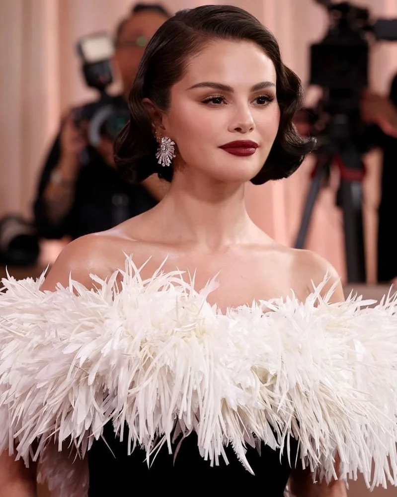 Selena Gomez wearing a vintage-inspired bob with sculpted waves and glossy shine at the Golden Globes.