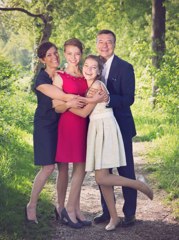 family-outdoor-portrait-leading-line-elegant-starnberg