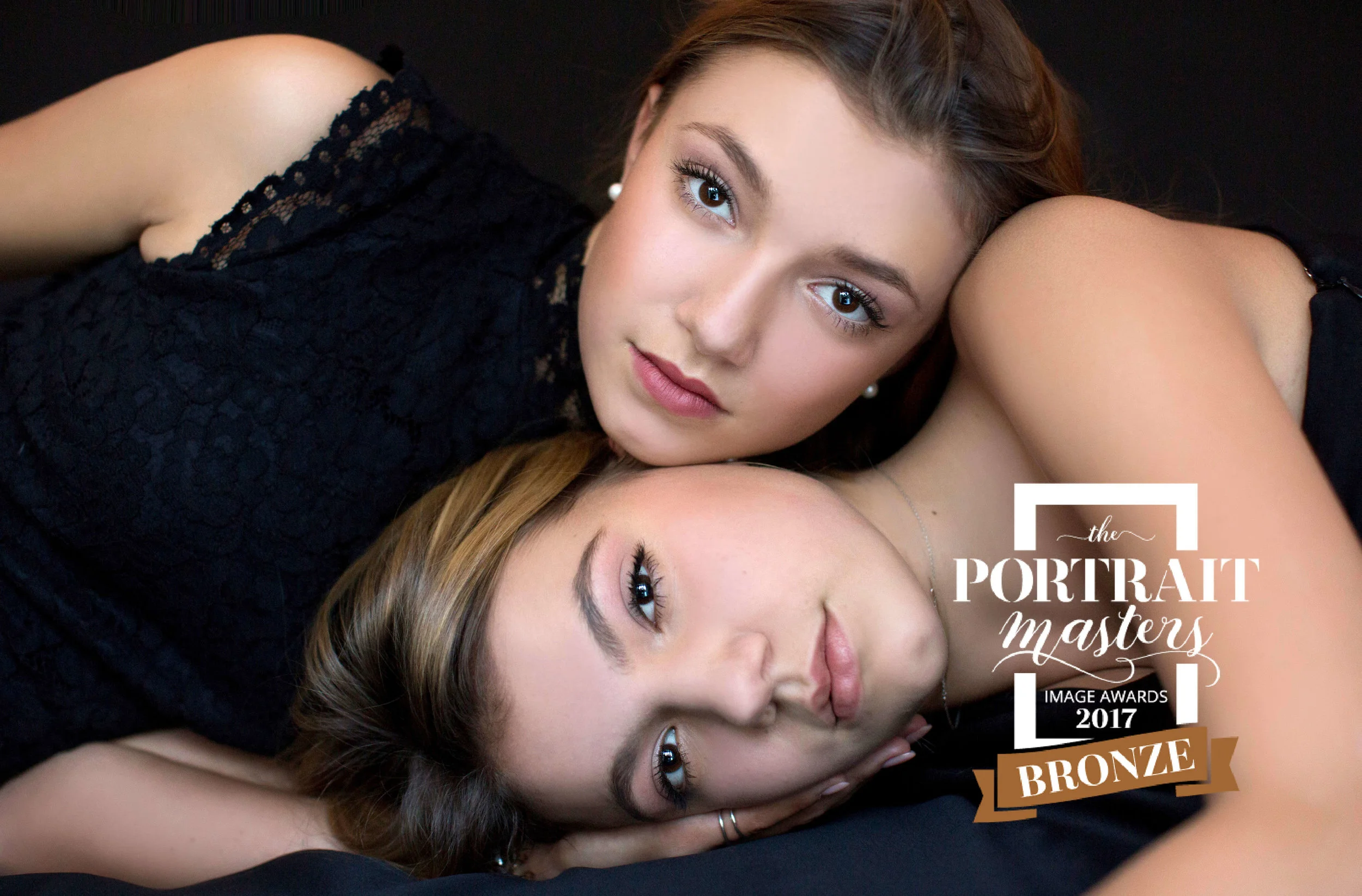 Award-winner-sister-photography-in-photostudio