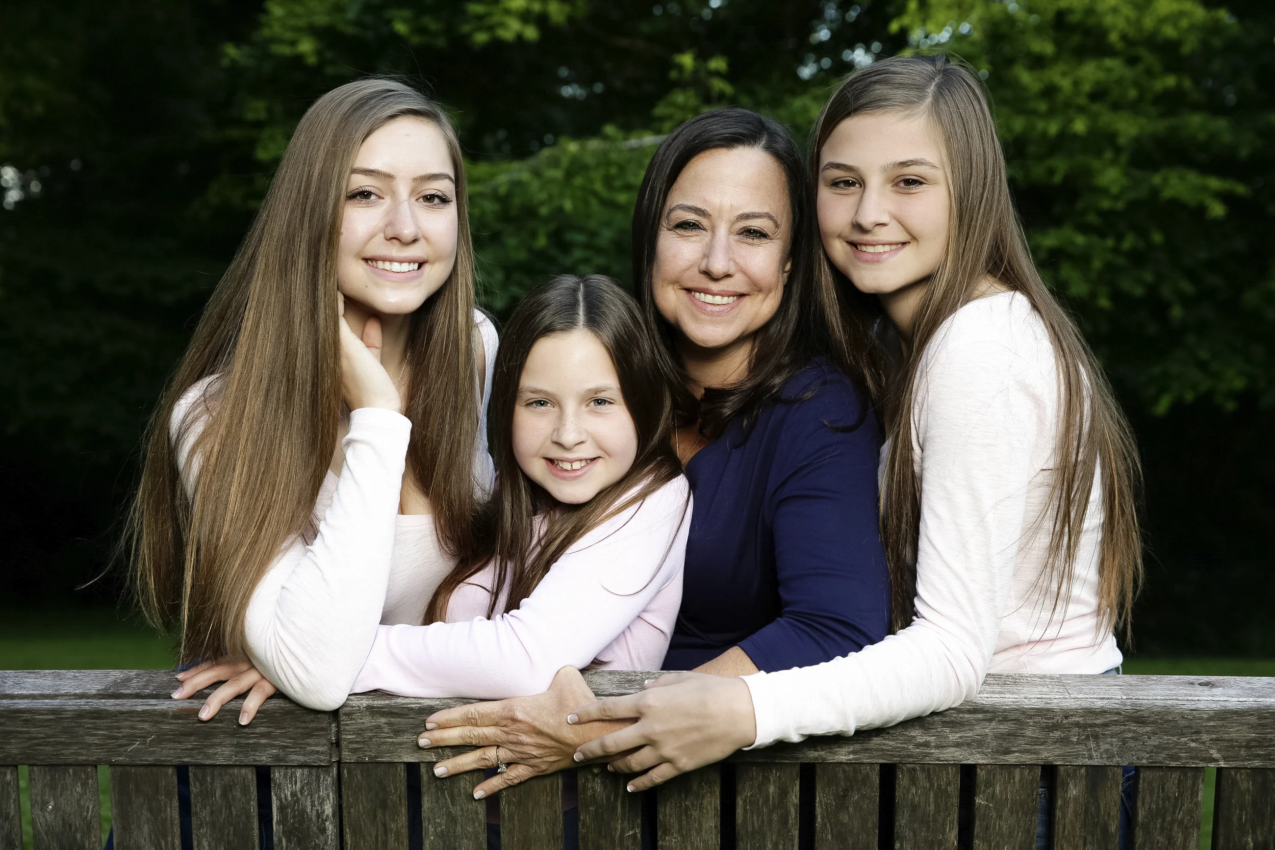 Outdoor family photoshoot | Mom with daughters
