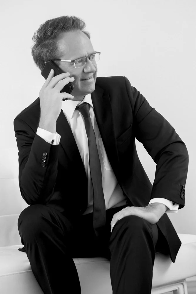 Black-and-white-spontaneous-studio-portrait-photography