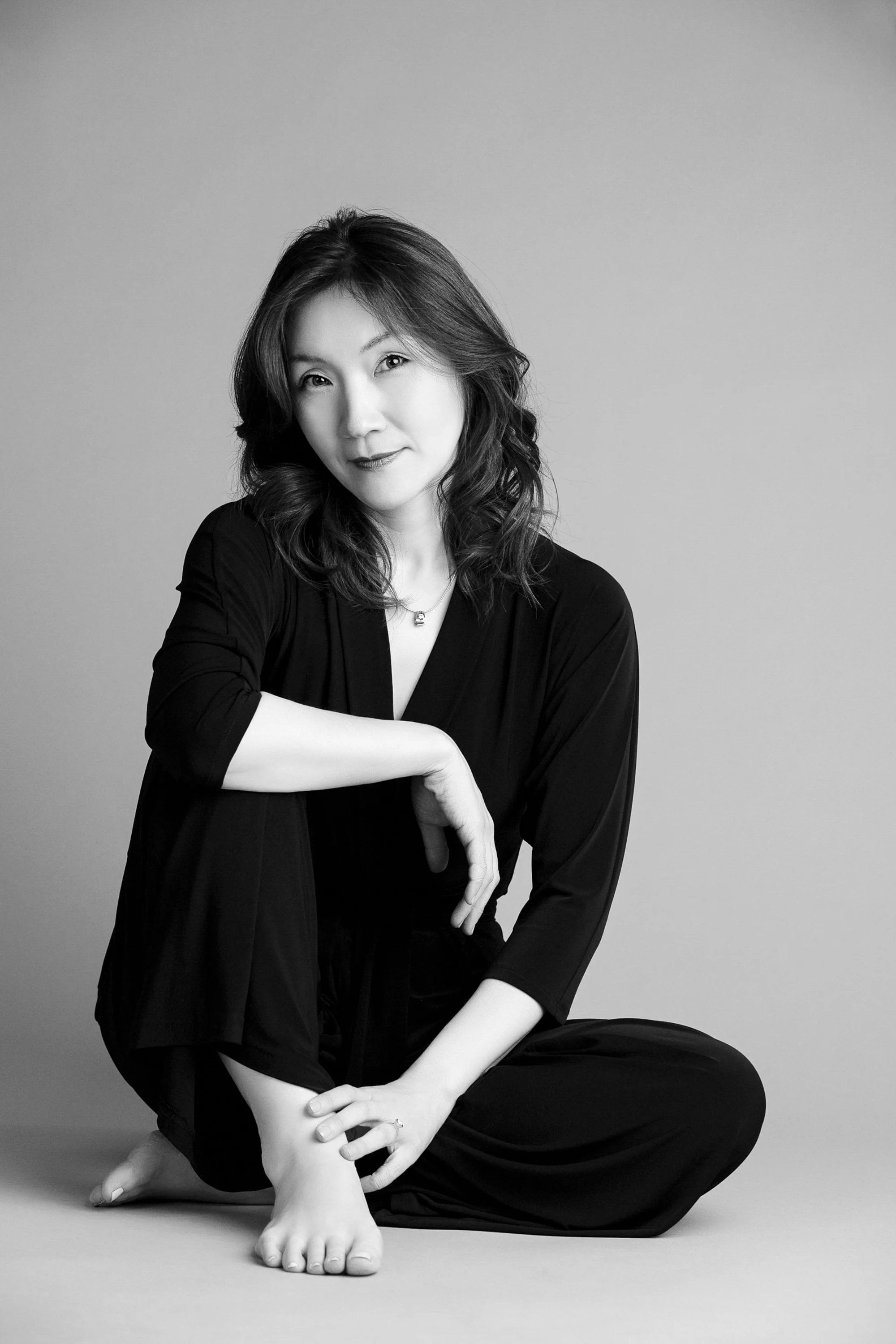 Beautiful-woman-in-black-and-white-studio-portrait-photography