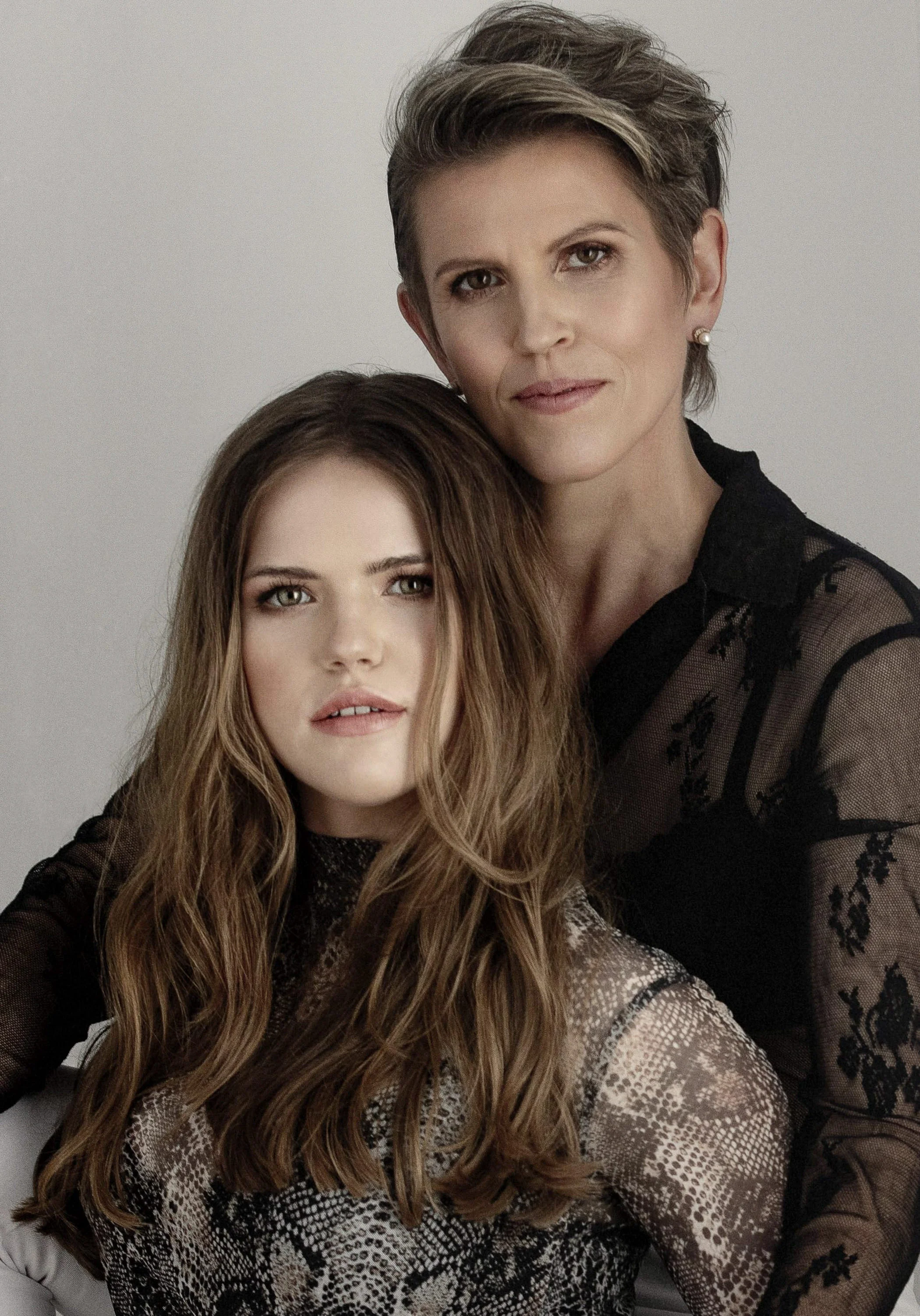Glamorous-mother-daughter-studio-portrait-photography-startuphoto