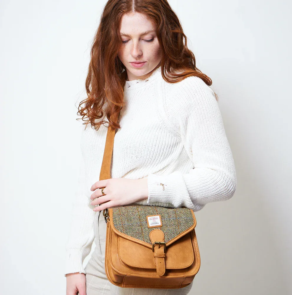 8320CHEHB-MODEL2copy.webp