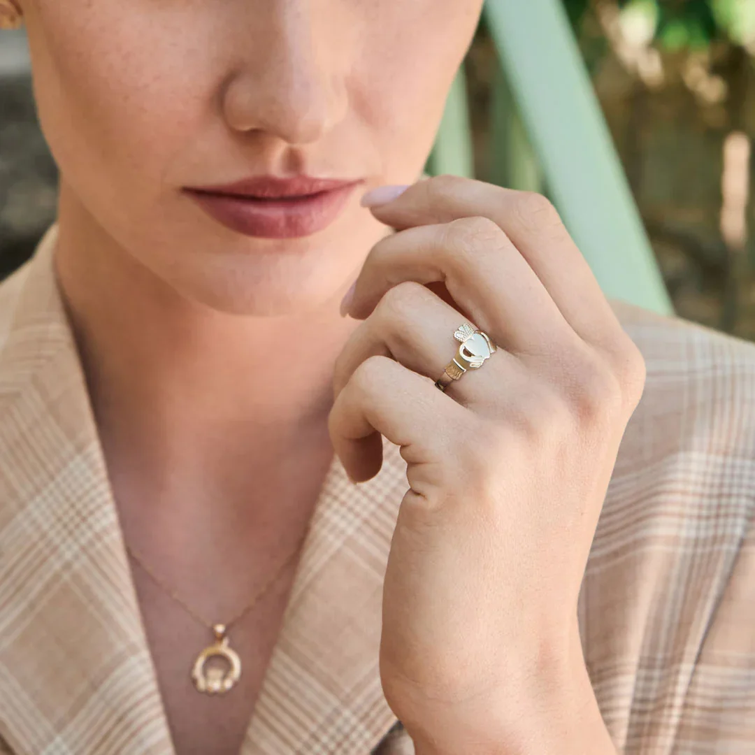 light-gold-claddagh-ring-9.webp