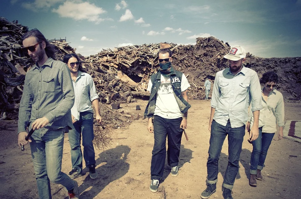 from the Texas Longest Hammer Choir, an art happening created by Andy Rihn in Austin, Texas… photo by Alexandra  Valenti (alexandravalenti.com)