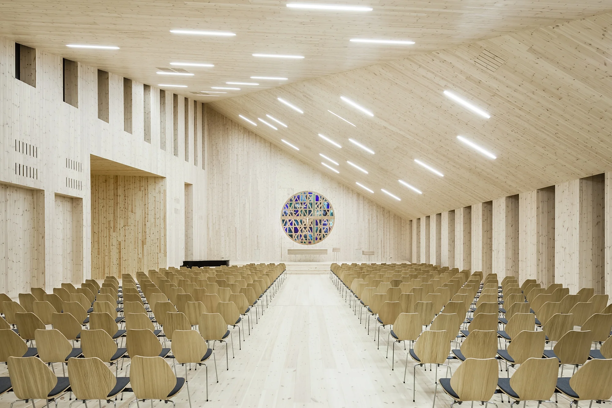 Wood is the key material of the project, expressed in the homogeneous cladding of pre-weathered pine heartwood and mirrored by the light-coloured pine finish on all interior surfaces.
