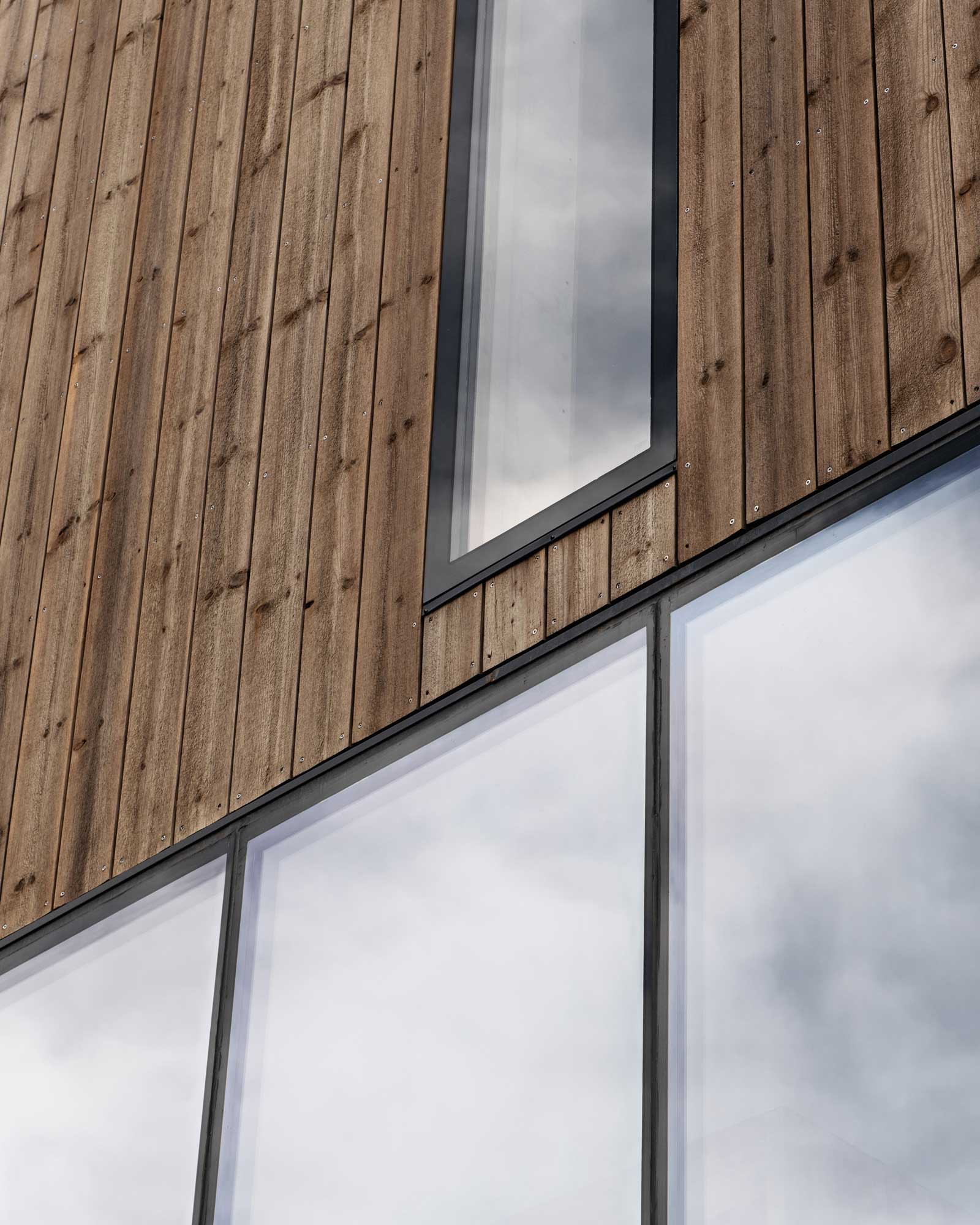 Although the architecture adopts a modern language, it emphasises a clear dialogue with the neighbourhood context.