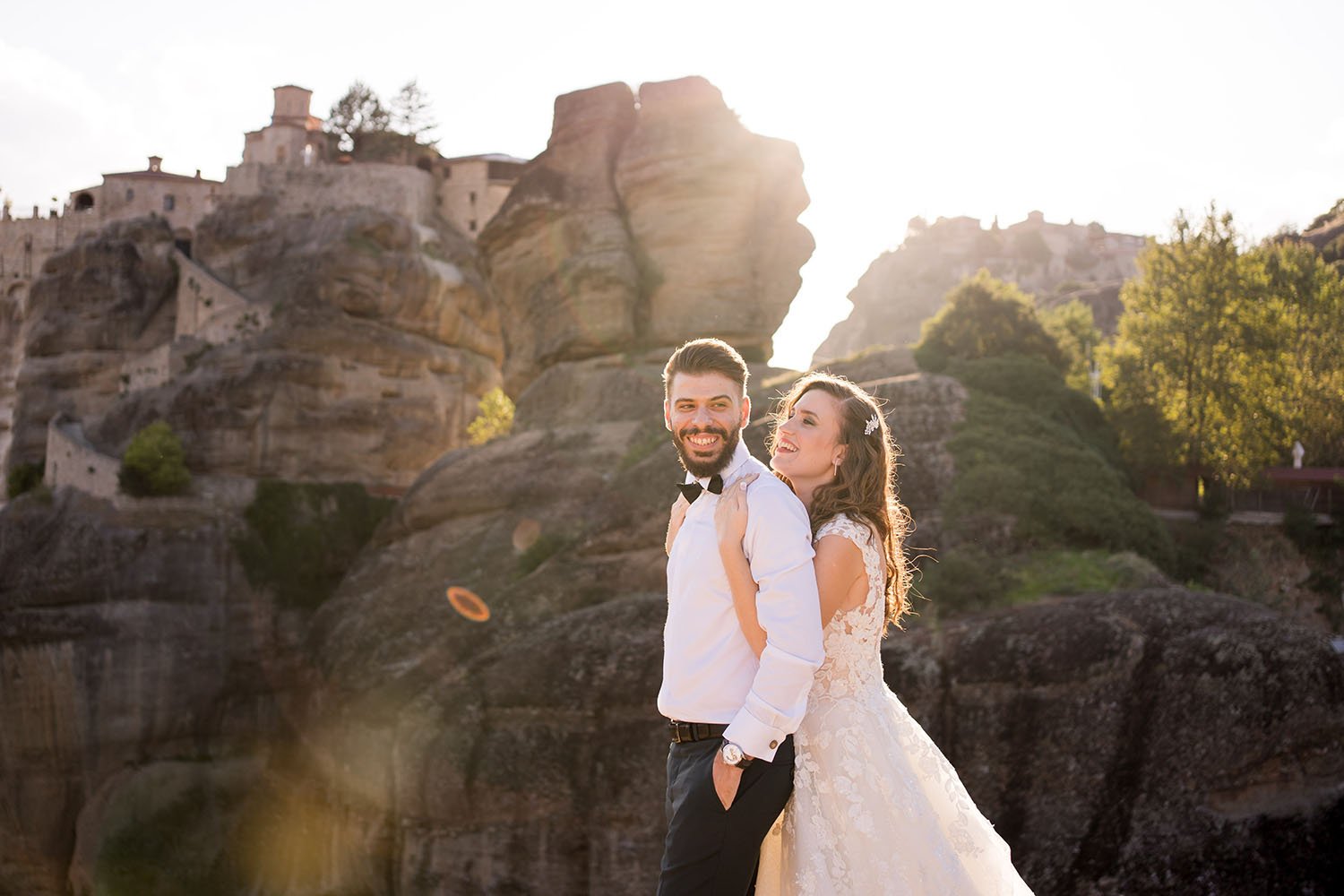  The wedding photo of the bride and groom in Meteora, Greece captured a moment of pure beauty and love. The bride looked breathtaking in her flowing wedding gown, with delicate lace and intricate beading that shone in the sunlight. Her hair was style