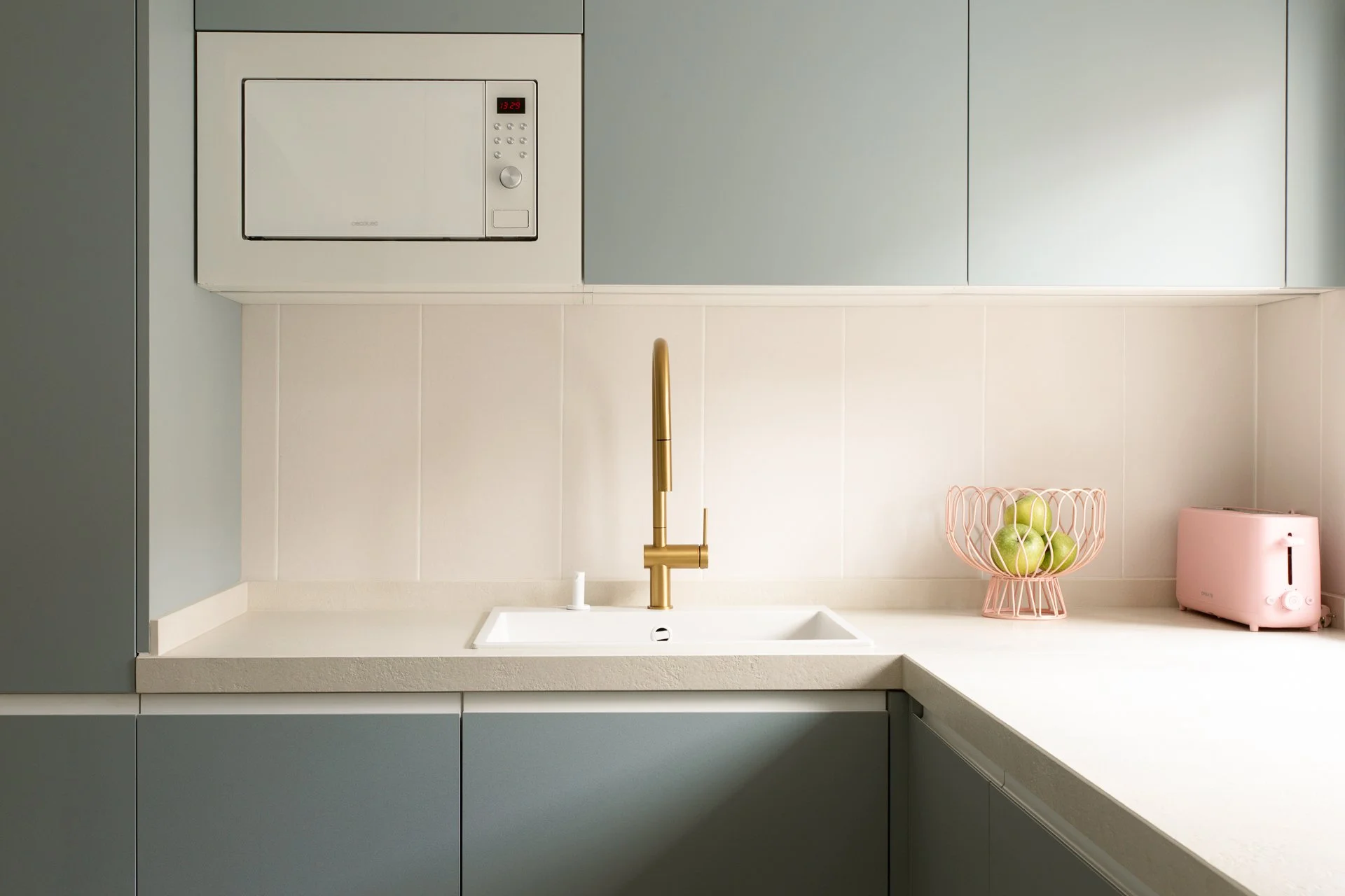 Emmme Interiorismo_vivienda_cocina abierta_verde_azul_rosa_office_Casa Lara y Javi_4.jpg
