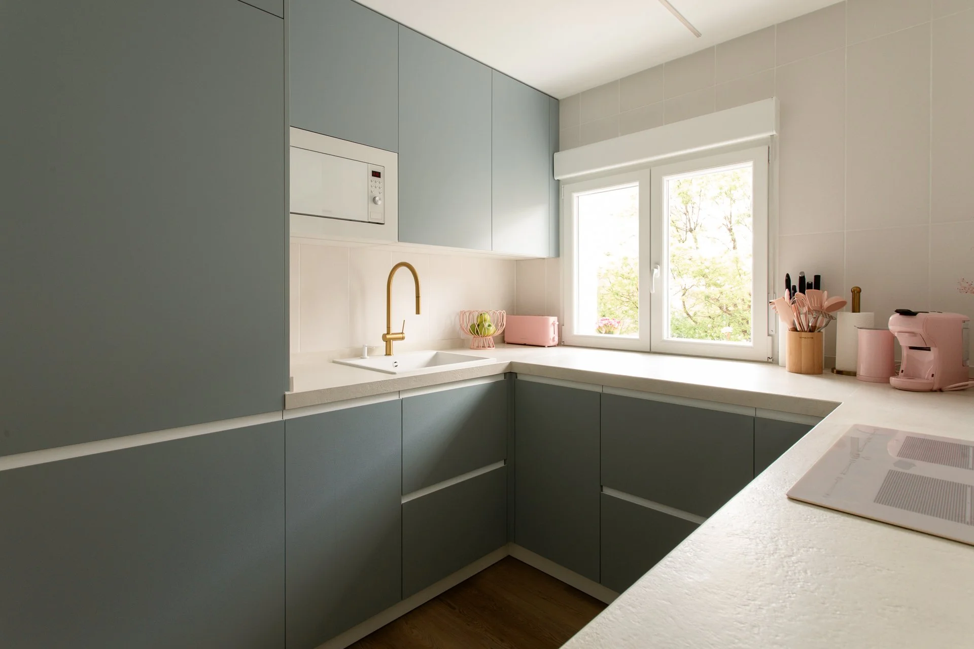 Emmme Interiorismo_vivienda_cocina abierta_verde_azul_rosa_office_Casa Lara y Javi_3.jpg