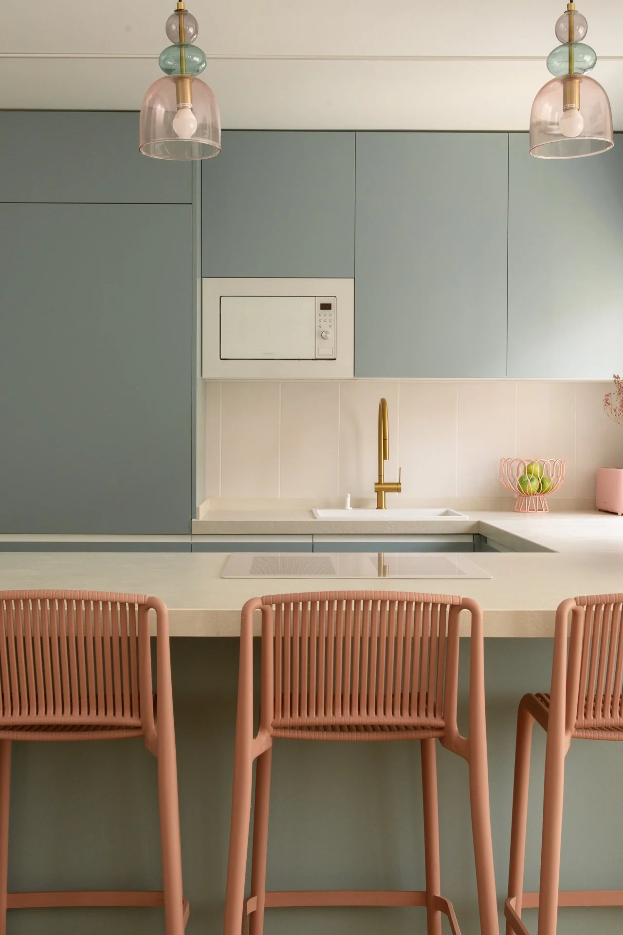 Emmme Interiorismo_vivienda_cocina abierta_verde_azul_rosa_office_Casa Lara y Javi_5.jpg
