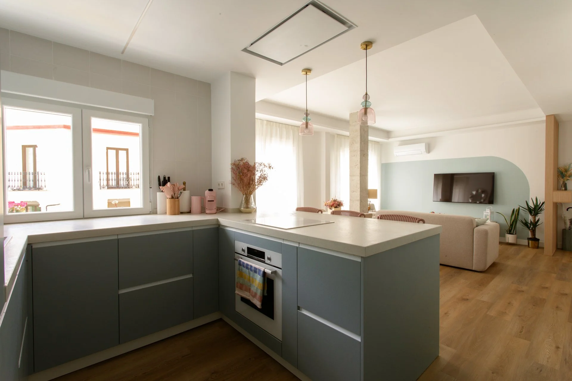 Emmme Interiorismo_vivienda_cocina abierta_verde_azul_rosa_office_Casa Lara y Javi_6.jpg