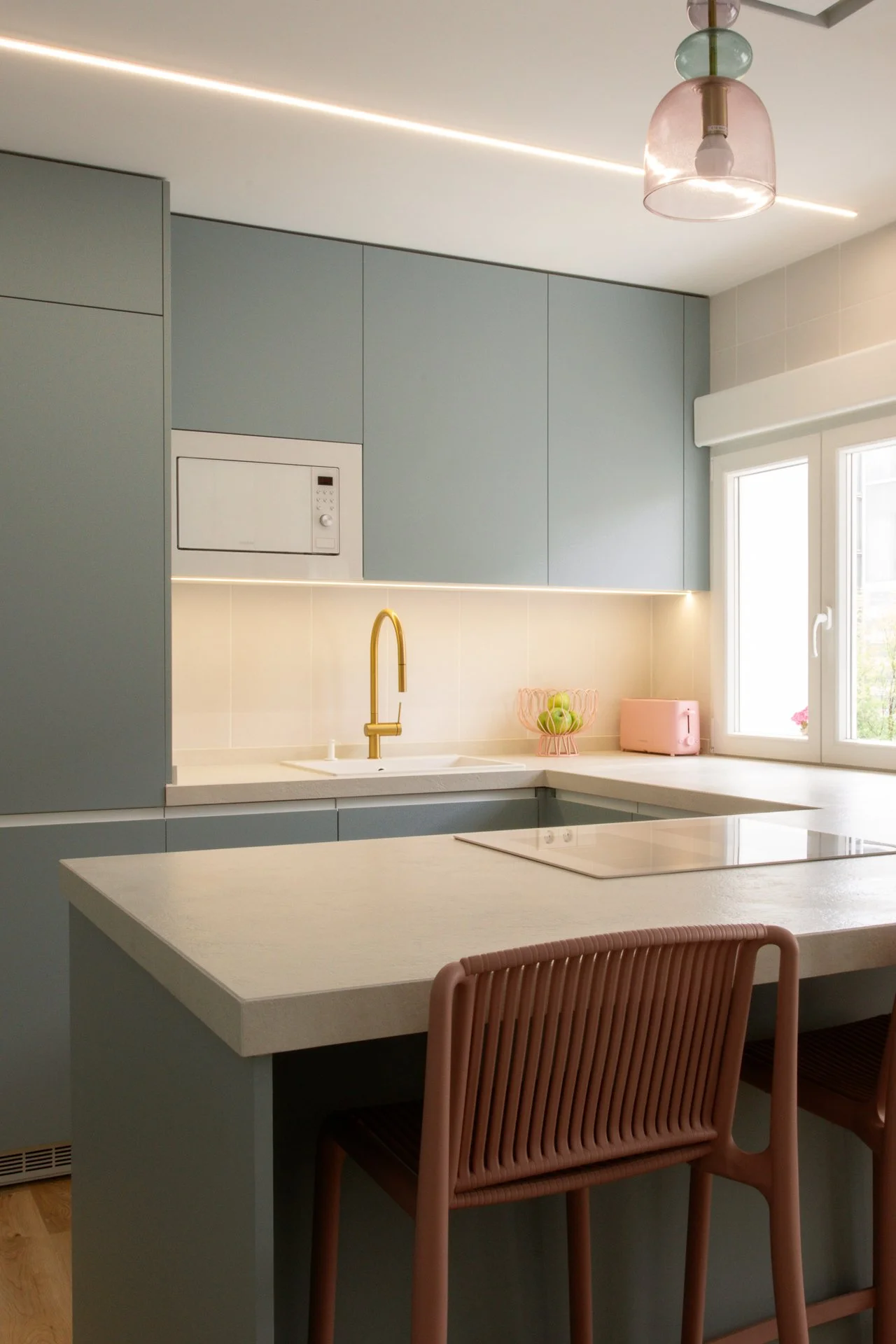 Emmme Interiorismo_vivienda_cocina abierta_verde_azul_rosa_office_Casa Lara y Javi_7.jpg
