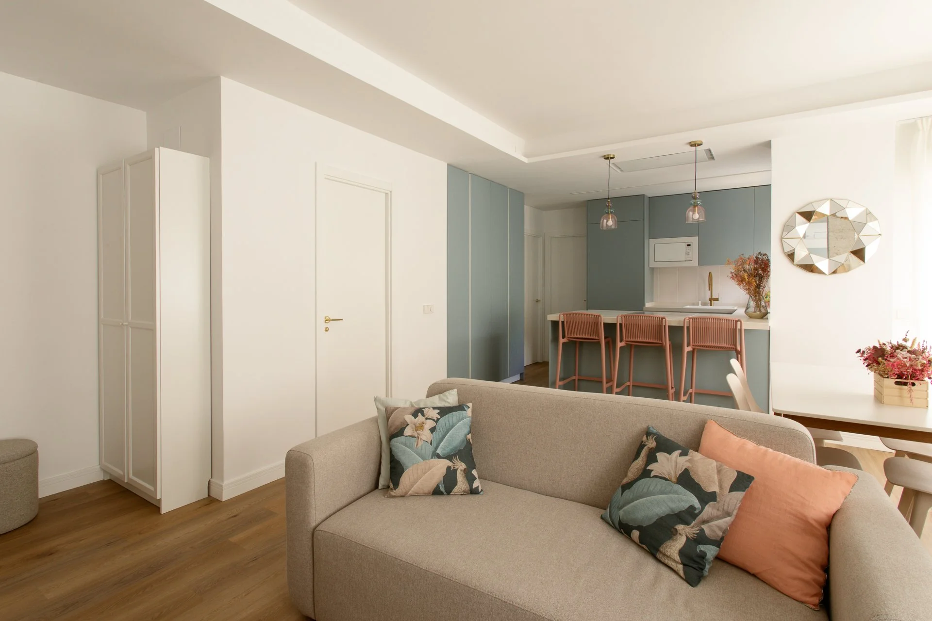 Emmme Interiorismo_salon abierto_verde_azul gris_Casa Lara y Javi_1.jpg