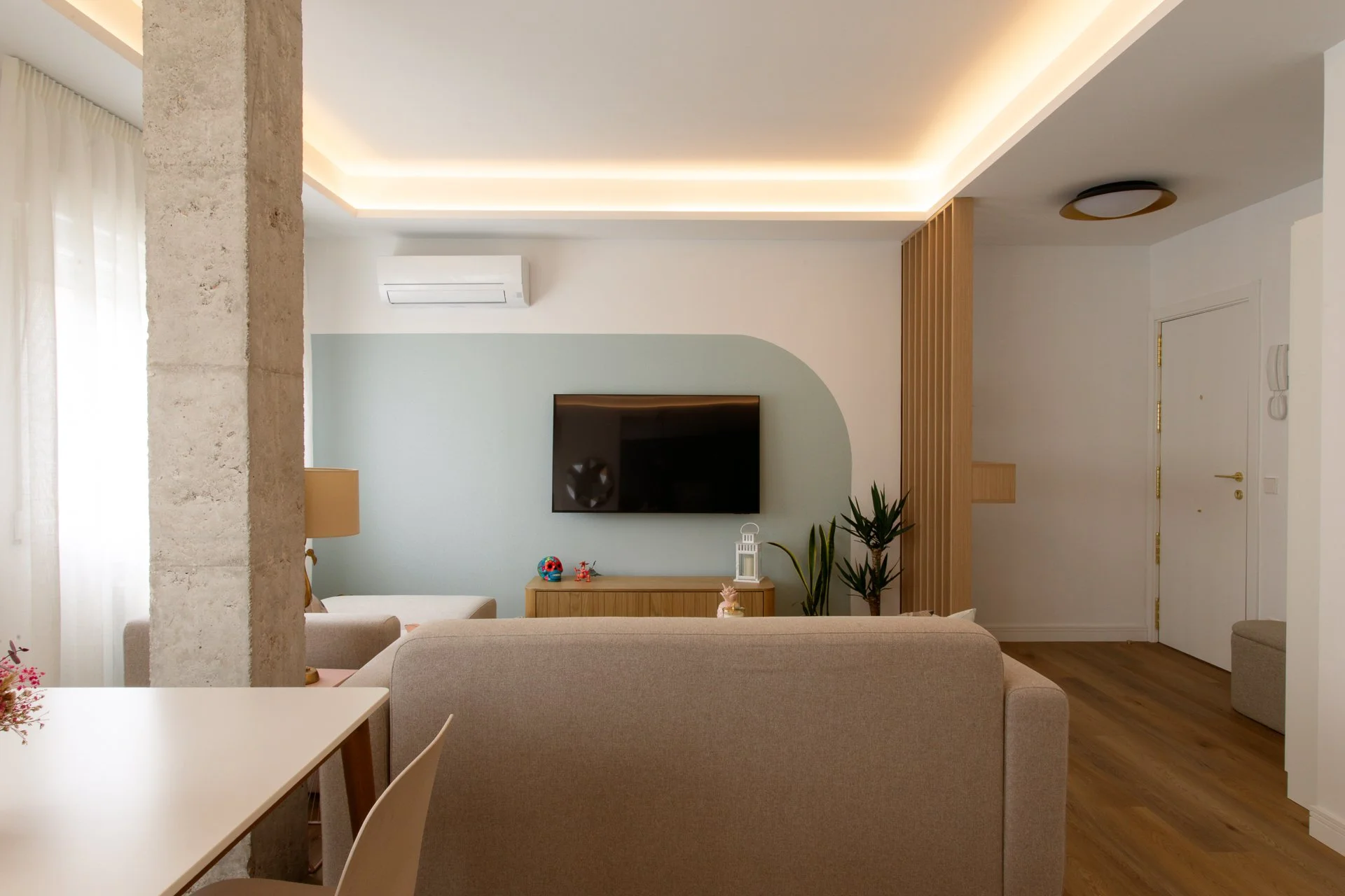 Emmme Interiorismo_salon abierto_madera_led_Casa Lara y Javi_3.jpg