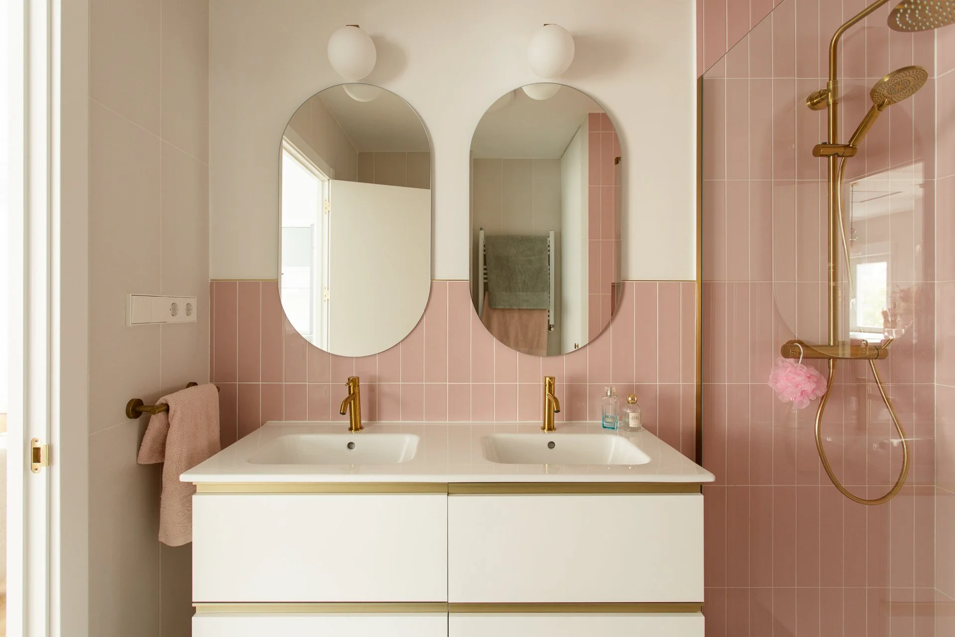 Emmme Interiorismo_Baño lavabo doble_rosa dorado_La casa de Lara y Javi_2.jpg