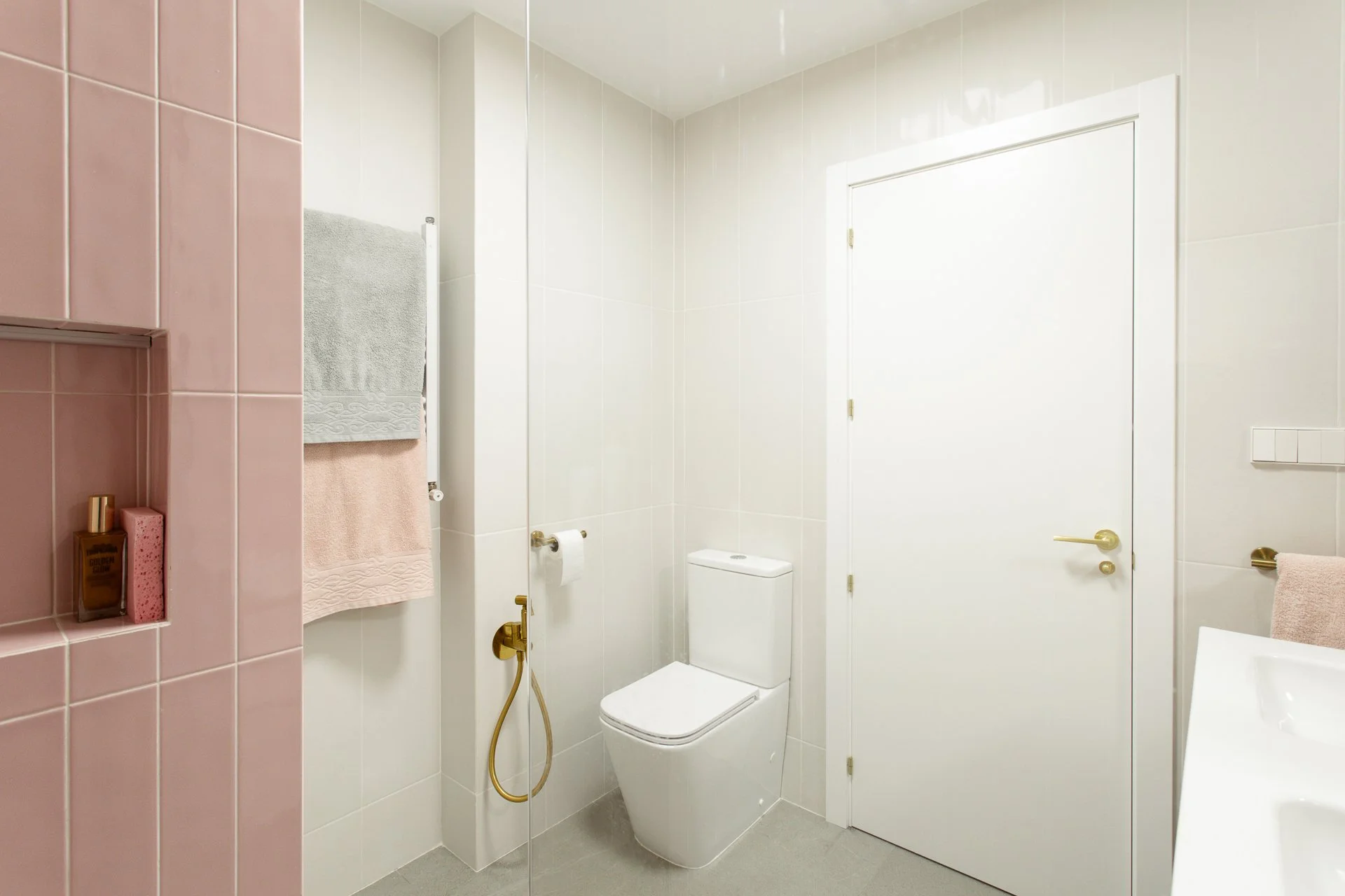 Emmme Interiorismo_Baño_rosa dorado_La casa de Lara y Javi_3.jpg