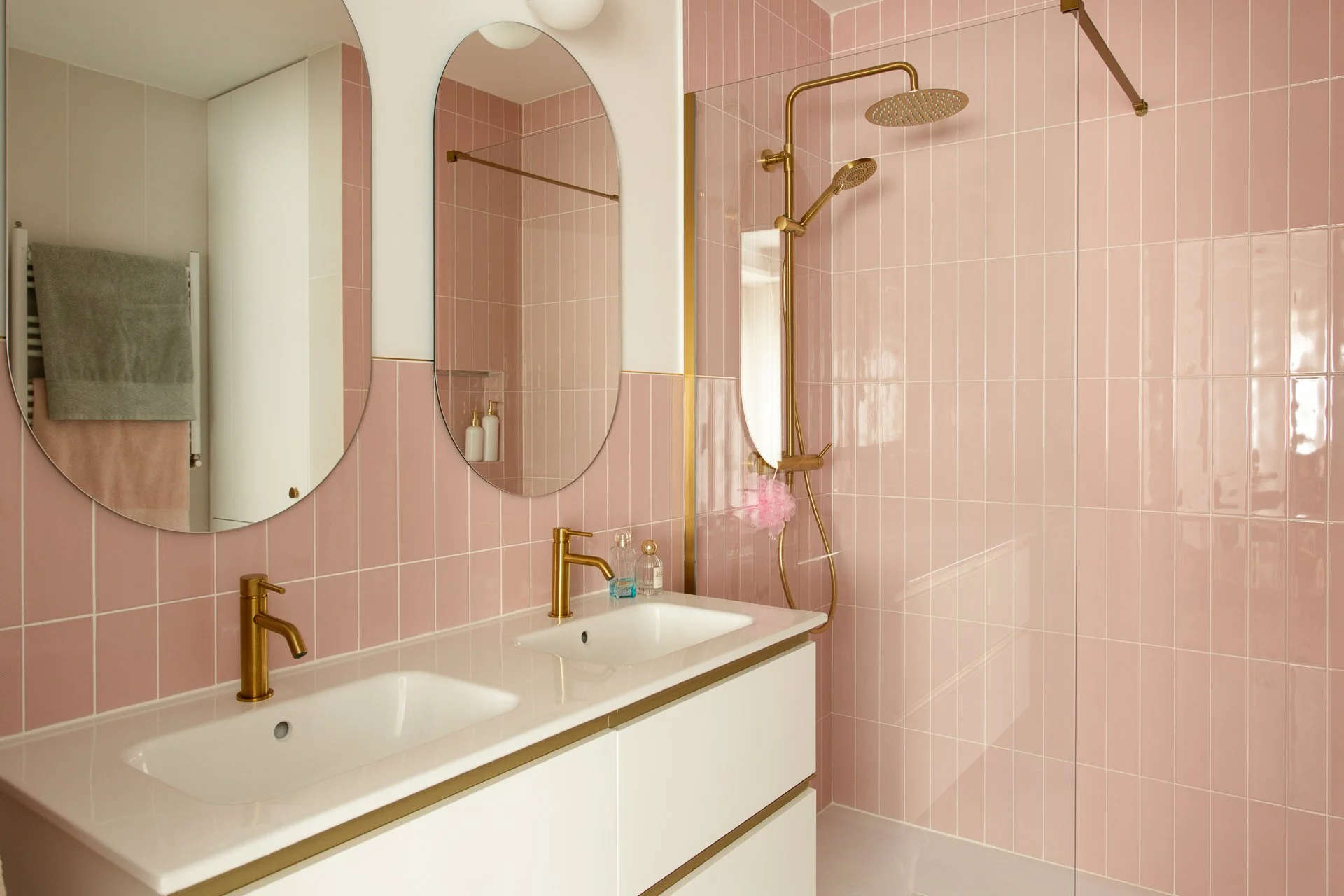 Emmme Interiorismo_Baño lavabo_rosa dorado_La casa de Lara y Javi_1.jpg