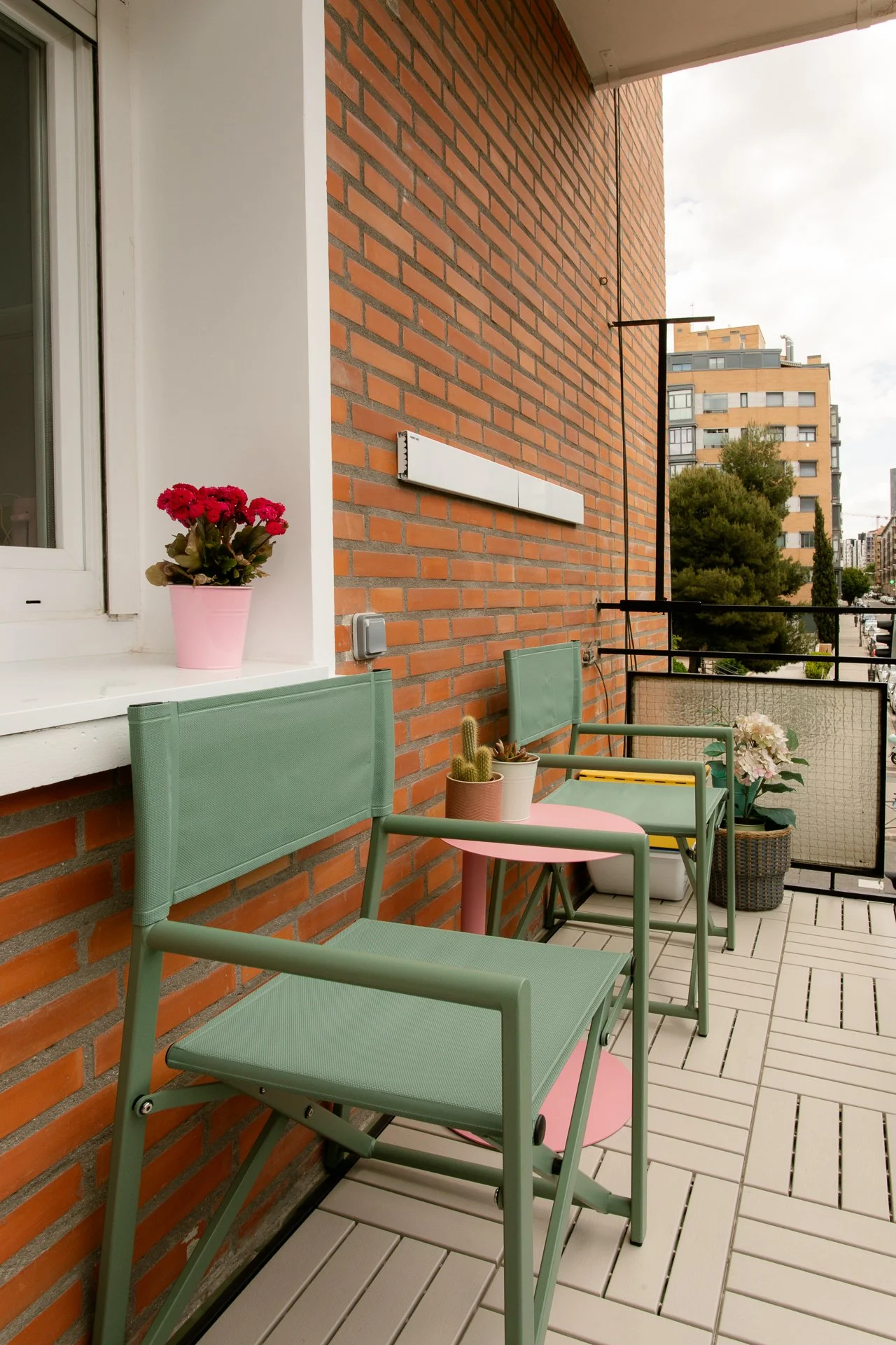 Emmme Interiorismo_terraza_balcon_verde_rosa_Casa Lara y Javi_1.jpg
