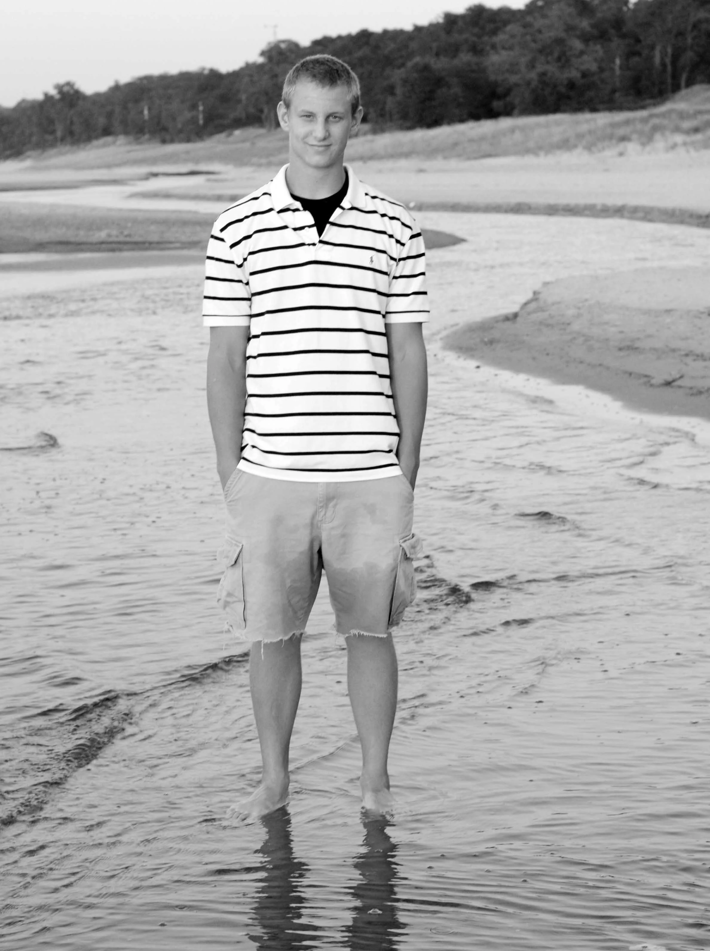senior portrait beach bw.jpg